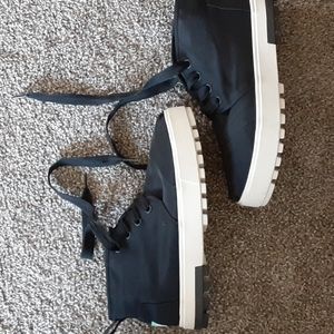 Tom's Black Botas Lug Hightops Women's  size 9.5